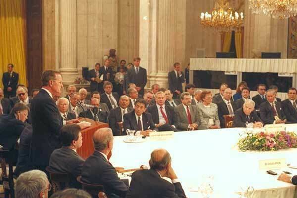 1991 Madrid Conference on Israel-Palestine conflict. Photo:  JIM HOLLANDER/REUTERS