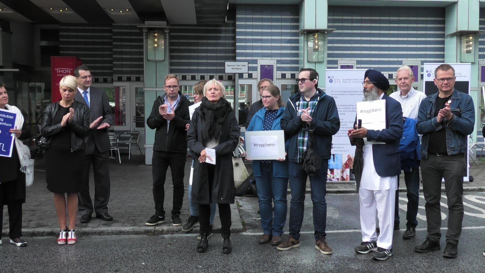 A group gathered in support outside Thon Hotel August 11 where Al-Noor Islamic Center had moved Eid celebrations after the attack. Samarbeidsrådet for tros- og livssynssamfunn, used with permission.