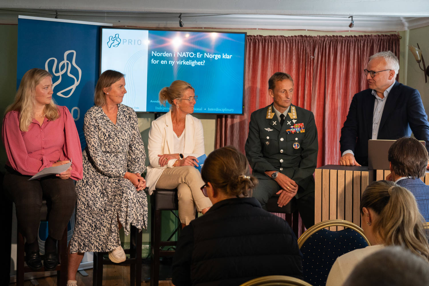 From the left: Benedicte Røvik, Elisabeth Aarsæther, Grete Aspelund, Forsvarssjef Eirik Kristoffersen and Kristian Berg Harpviken. Photo: PRIO / Vera Lind