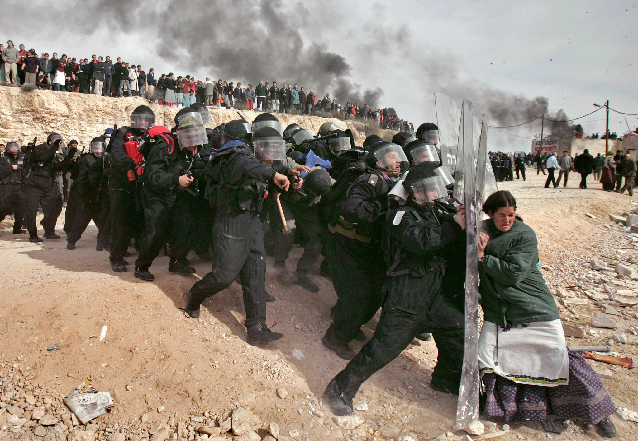A Jewish settler struggles with Israeli security officers during clashes in Amona in 2006. Pulitzer Prize Winner 2007 - The Pulitzer Gallery via Flickr. Photo: The Pulitzer Gallery via Flickr