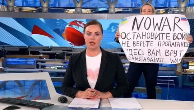 News editor interupting Russian state-controlled broadcast. Just Click’s With A Camera /Flickr