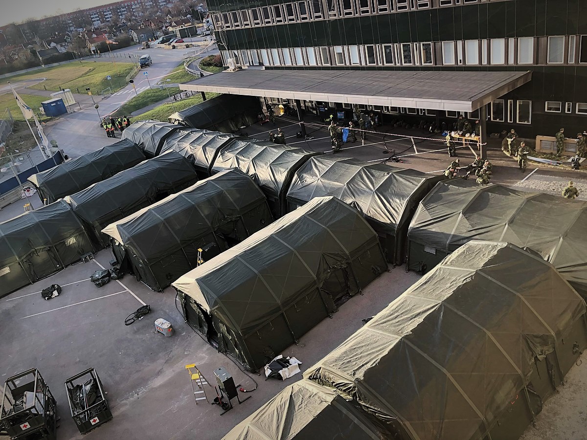 Field hospital constructed outside Östra Sjukhuset in Gothenburg in response to the 2020 COVID-19 pandemic. Photo Helén Sjöland via Wikimedia Commons.