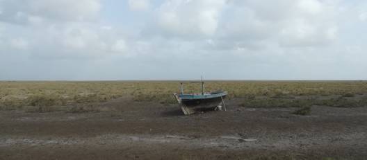 Fishing boat on soil affected by increasing salination. Photo: Photo: Prithvi Raj for MIGNEX. CC BY-SA