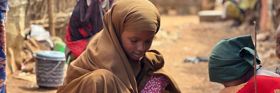 索馬利亞流離失所者營地的兒童。救助兒童會