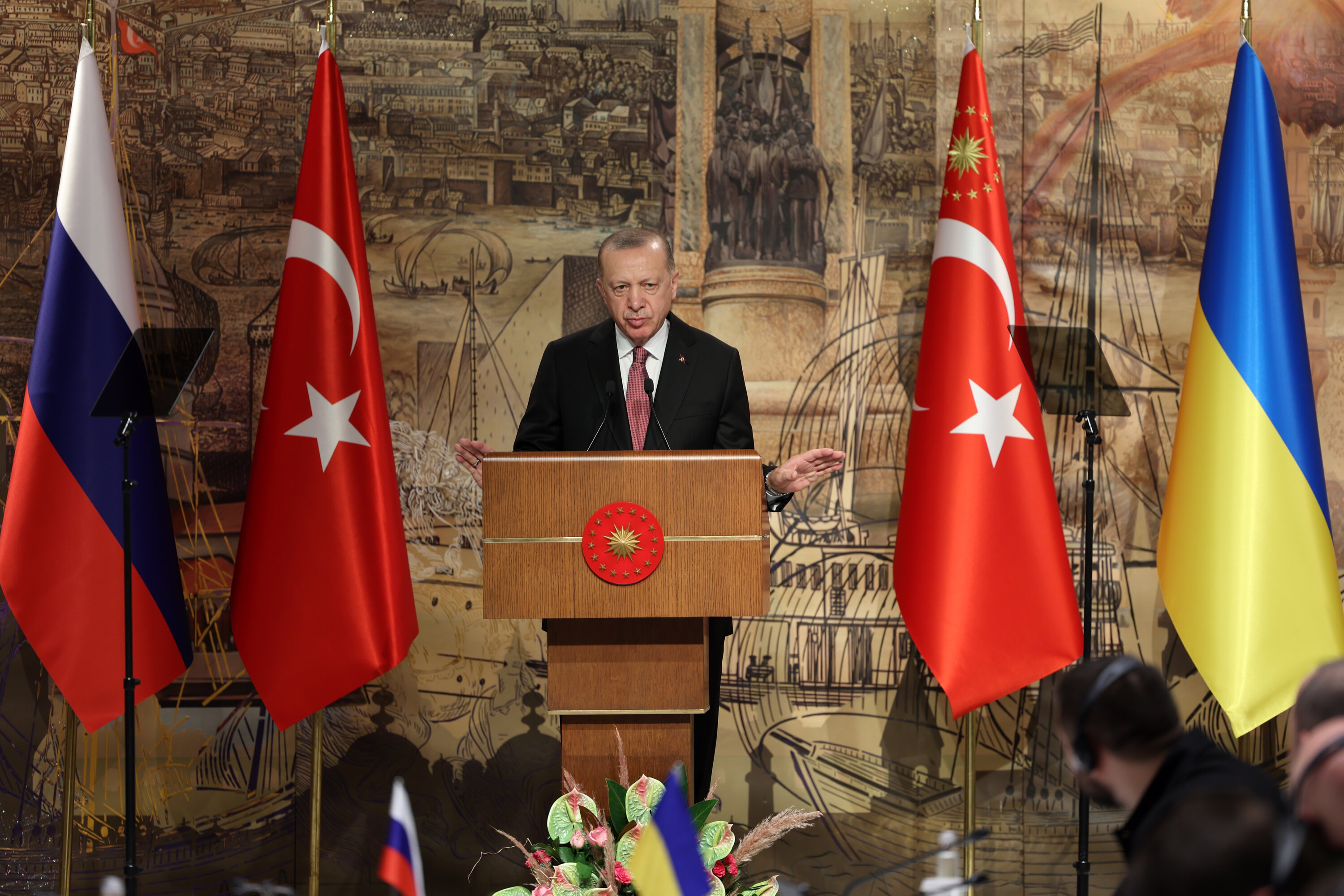 Early attempts at peace diplomacy between Russia and Ukraine: Turkish President Erdogan ahead of the peace talks between delegations from Russia and Ukraine in Istanbul, 29 March  2022. Photo: Arda Kucukkaya/Anadolu Agency via Getty Images