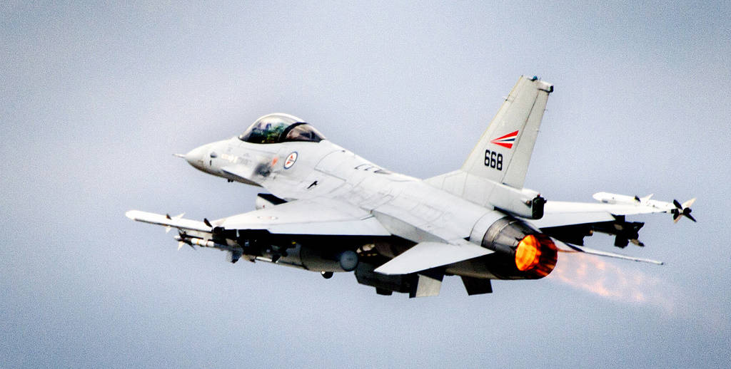 A Norwegian F-16 fighter jet taking off from Souda Air Base during Operation Odyssey Dawn. Libya 2011. Photo: Forsvarets mediesenter