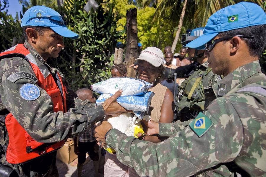 MINUSTAH Peacekeepers Distribute Food Rations. UN Photo/Marco Dormino