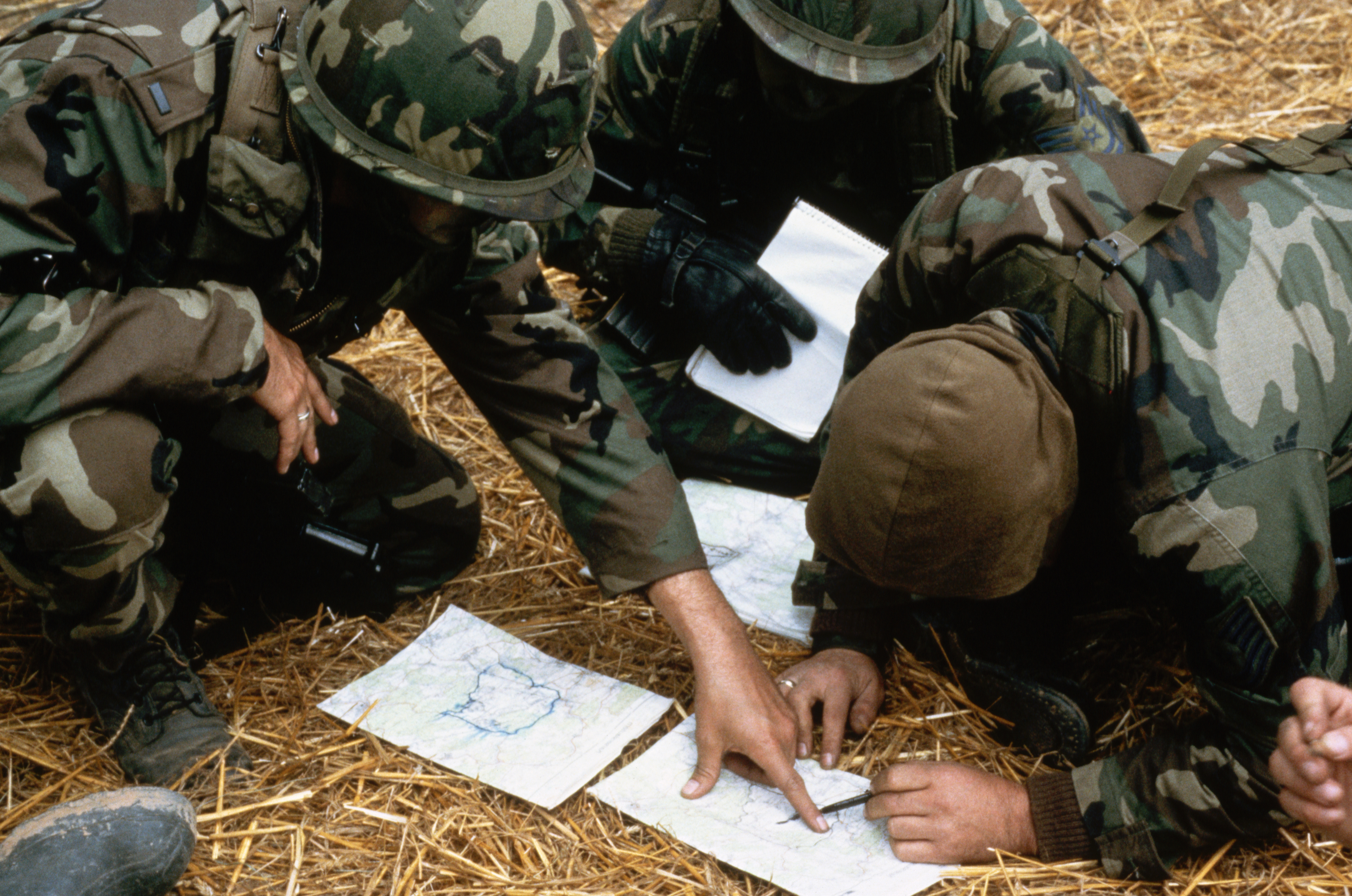  Soldiers pour over maps on the ground. Photo: Bettmann/Getty Images
