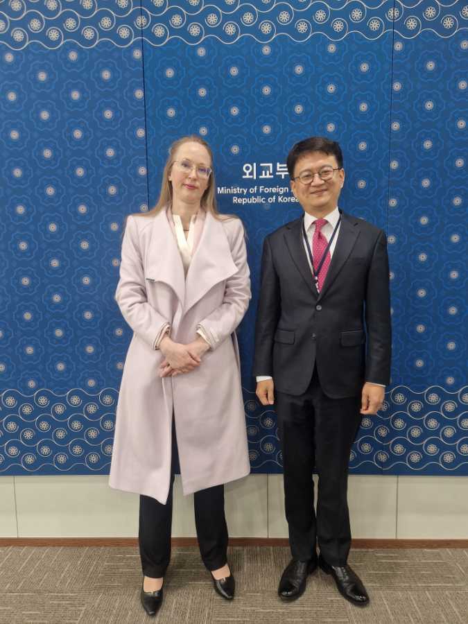 Mr. Byungseok Yoo, Deputy Director-General for International Organizations and Nuclear Affairs, Ministry of Foreign Affairs, Republic of Korea together with Dr. Louise Olsson, PRIO . Photo: Stine A. Bosheim
