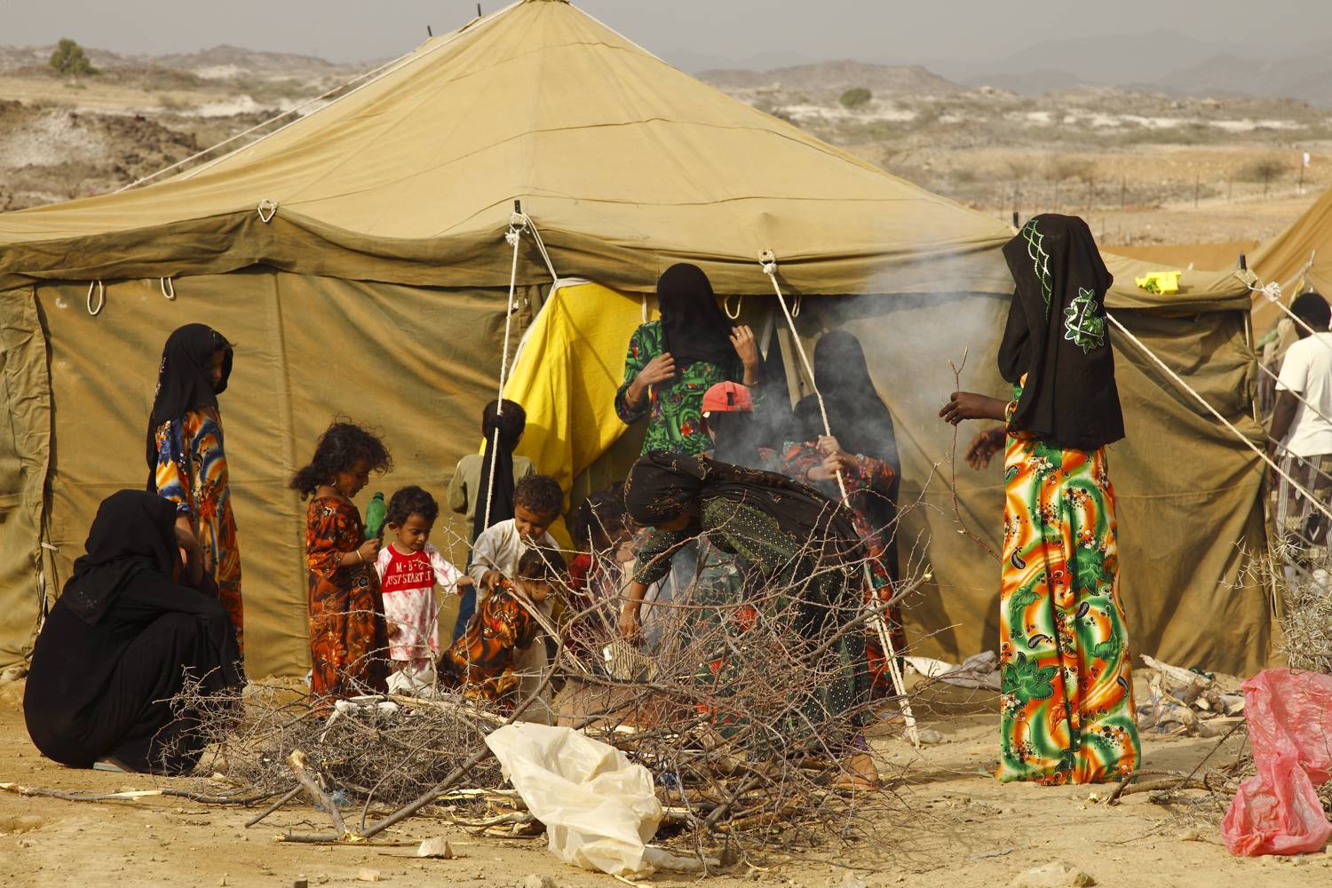 Yemeni women and children tend to a fire in the UN-serviced IDP camp at Mazrak, North Yemen. Hugh Macleod / IRIN