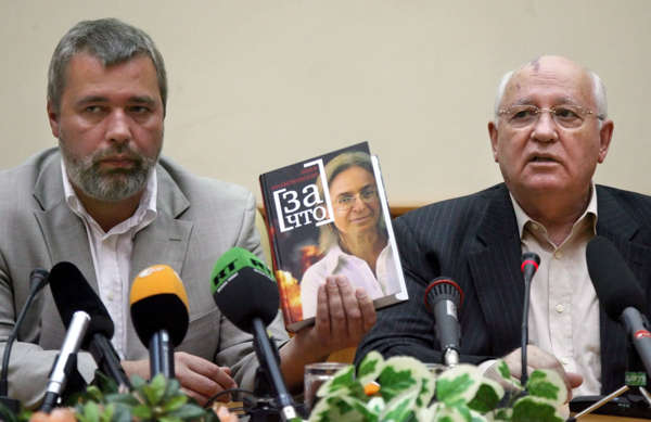 Dmitry Muratov and Mikhail Gorbachev presenting a book about Anna Politkovskaya.
