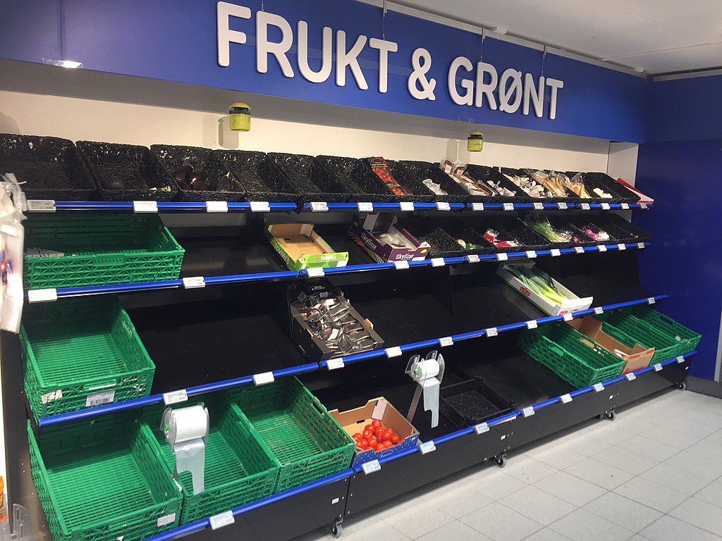 Norwegian shop in March 2020. Shelves are emptied by people stocking up for insecurity. Wikimedia Commons CC 4.0