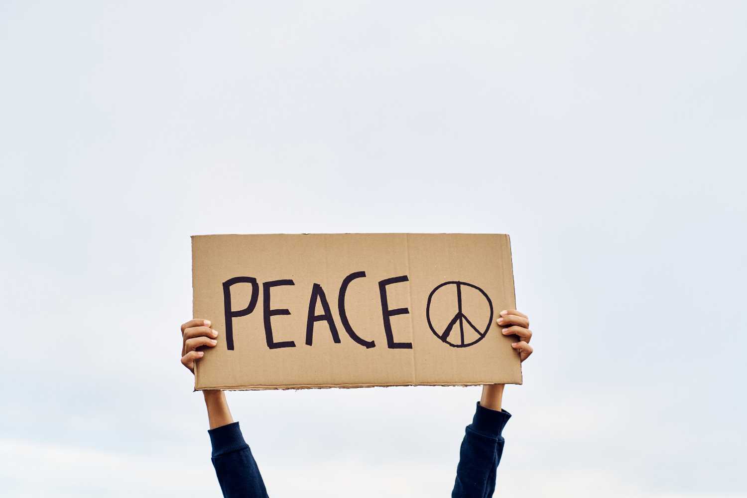 Peace sign. Photo: Alvaro Medina Jurado / Getty Images