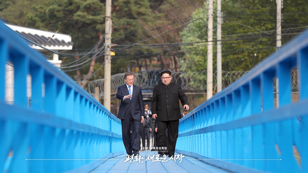 President Moon and Chairman Kim share conversation during the walk on the Footbridge (Dobodari) on April 27. Official photo / Korea.net.