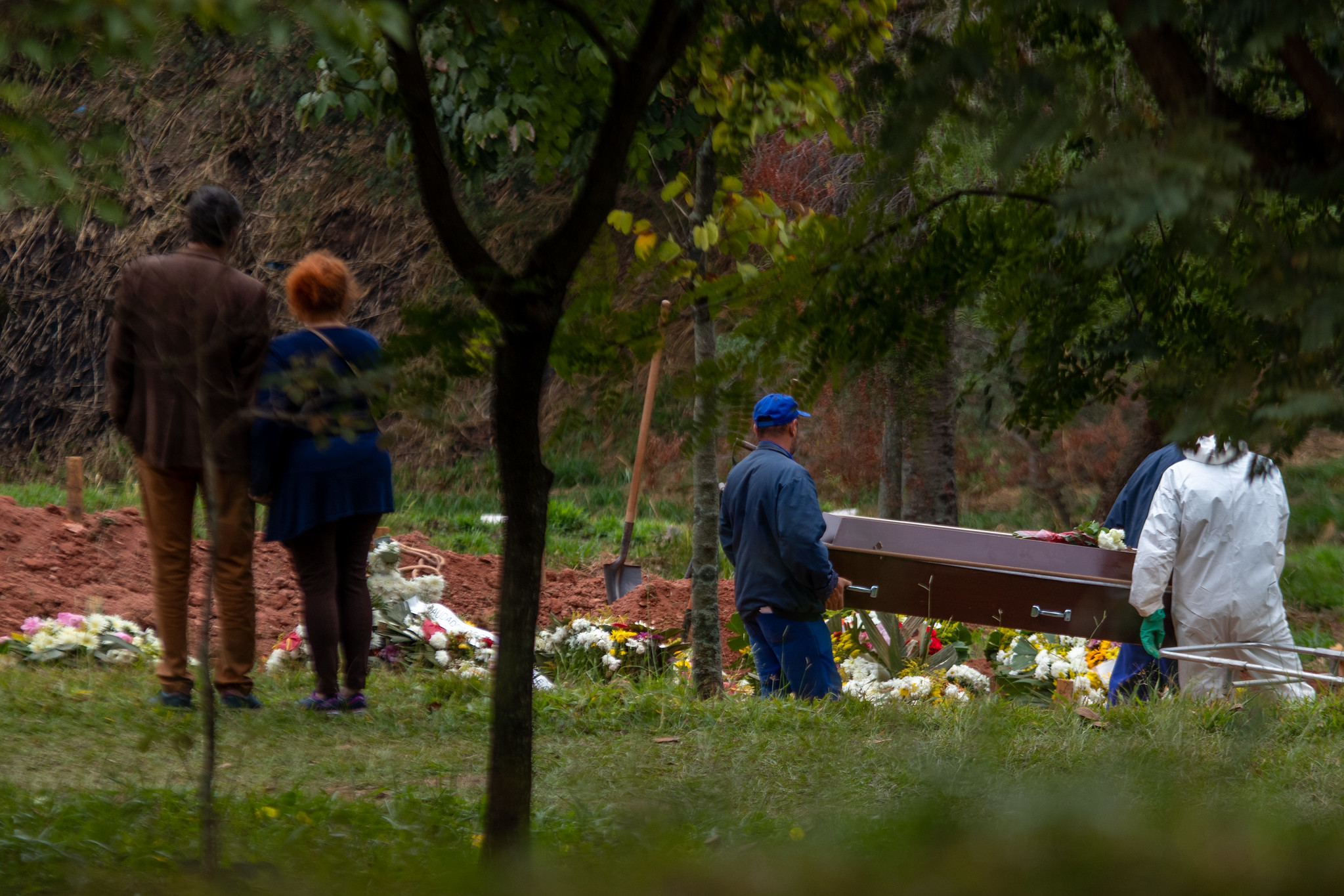 A funeral in May 2020 in the favelas of São Paulo. Léu Britto | @fotovielas