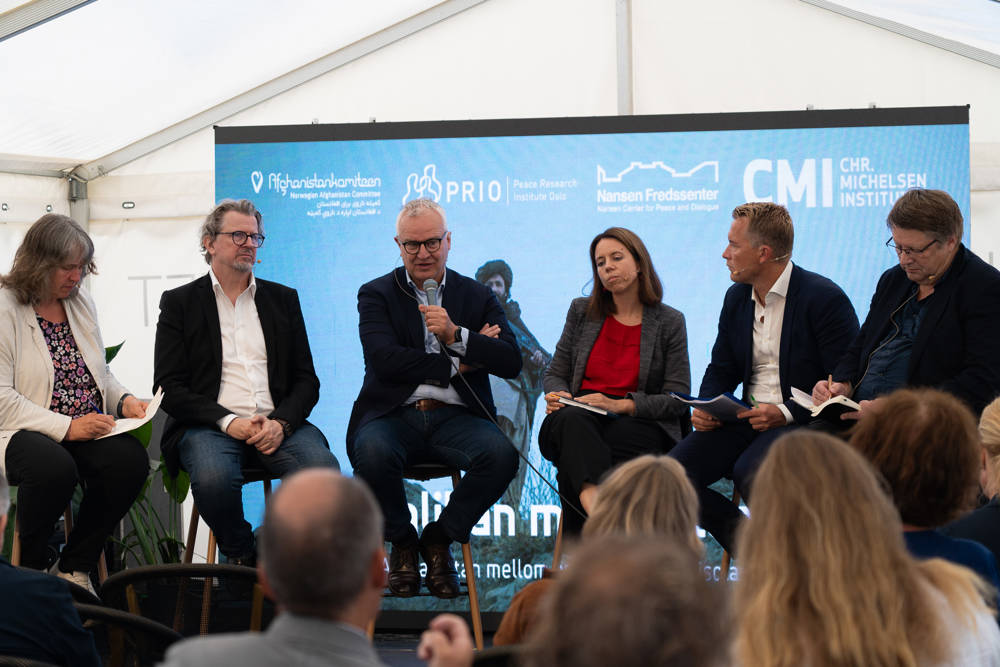 From the left: Norunn Grande, Terje Watterdal, Krisitan Berg Harpviken, Torunn Wimpelmann, State Secretary Andreas Motzfeldt Kravik and Arne Strand