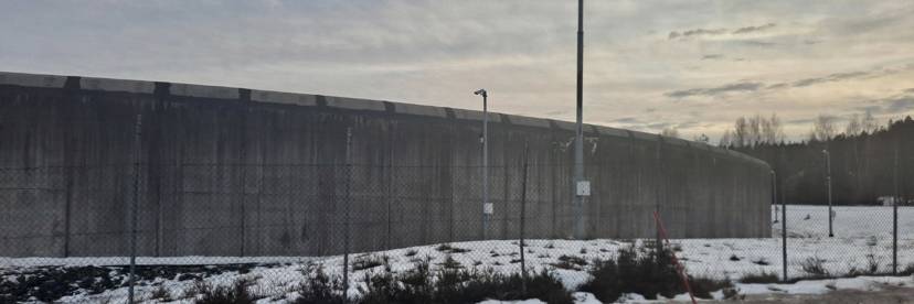 The walls of Skien Prison, where a provisional courtroom is set up for Telemark District Court. Adrian Lillefjære