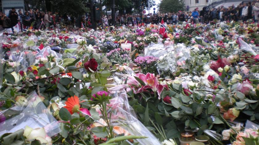 Mourners leave flowers outside Oslo Cathedral, 25 July 2011. Photo: Asav | commons.wikimedia.org | CC BY-SA 3.0