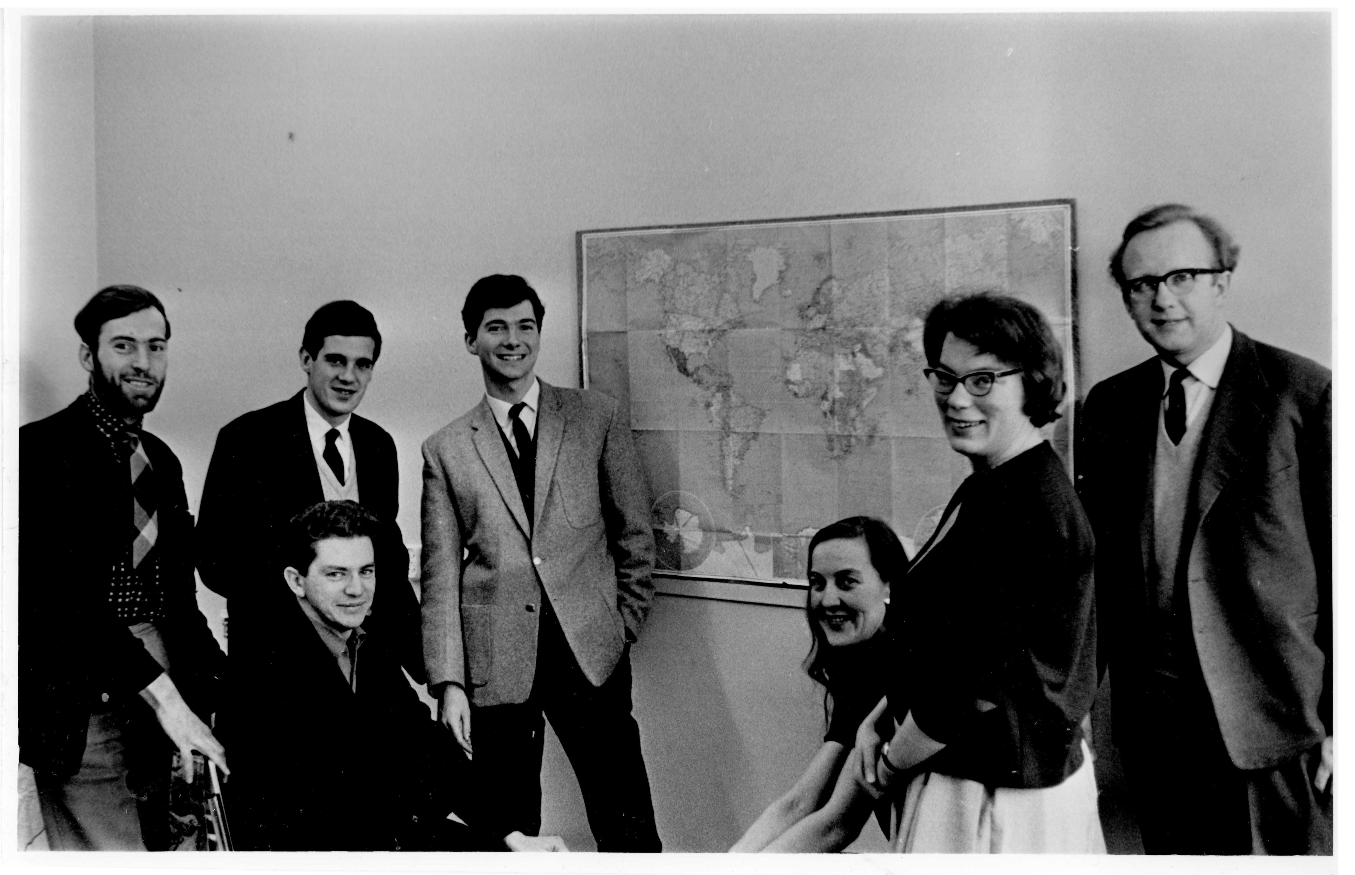 The author is seated on the left in this picture from January 1965. Behind him, three other PRIO visiting staff, Paul Smoker, Manolo Mora y Araujo, and Malvern Lumsden. To the right, PRIO’s core staff at the time, Ingrid Eide [Galtung], Mari Holmboe Ruge, and Johan Galtung.