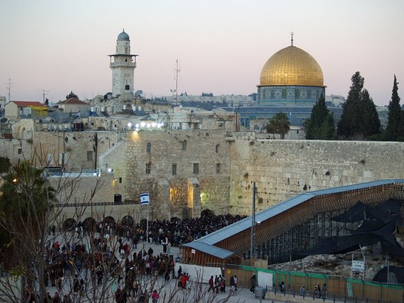 Temple Mount Western Wall with Al Asqua mosque above. Photo: David Shankbone. Licensed under CC BY-SA 3.0 via Wikimedia Commons