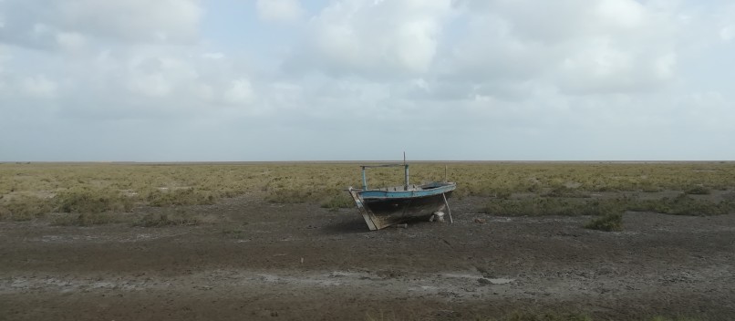 Fishing boat on soil affected by increasing salination. Prithvi Raj for MIGNEX. CC BY-SA