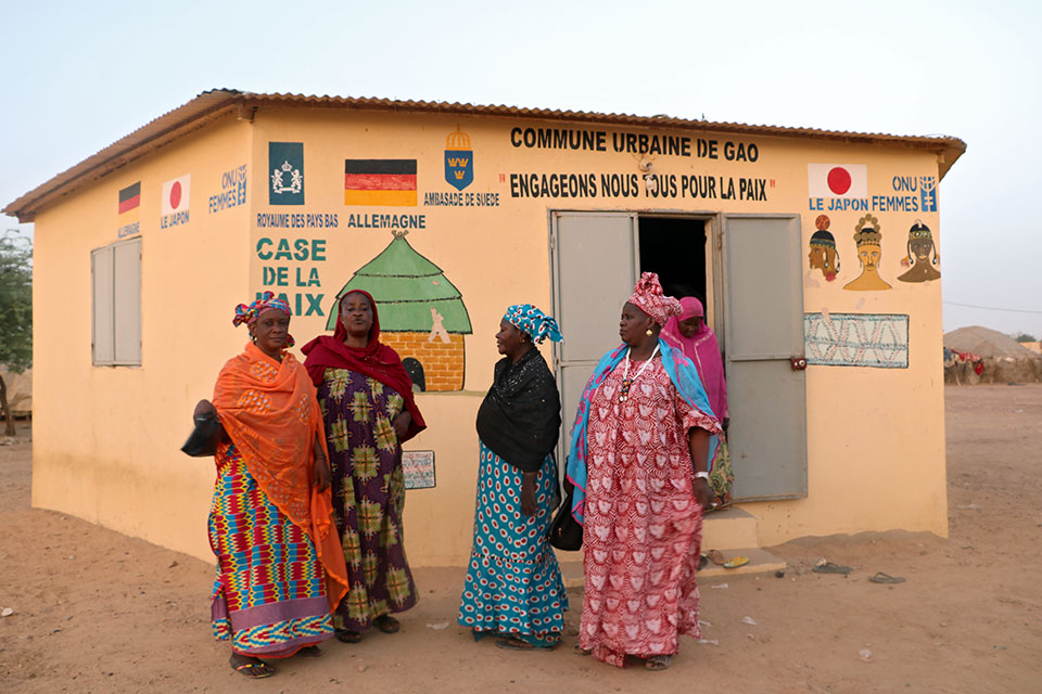 Women outside the Women Peace Hut in Gao, Mali. UN Women / Sandra Kreutzer
