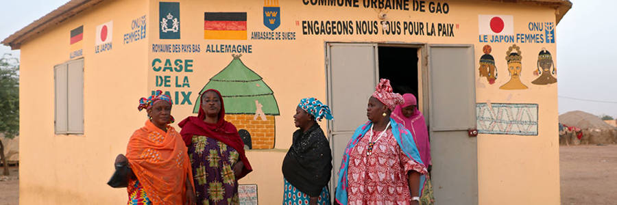 Women outside the Women Peace Hut in Gao, Mali. UN Women / Sandra Kreutzer