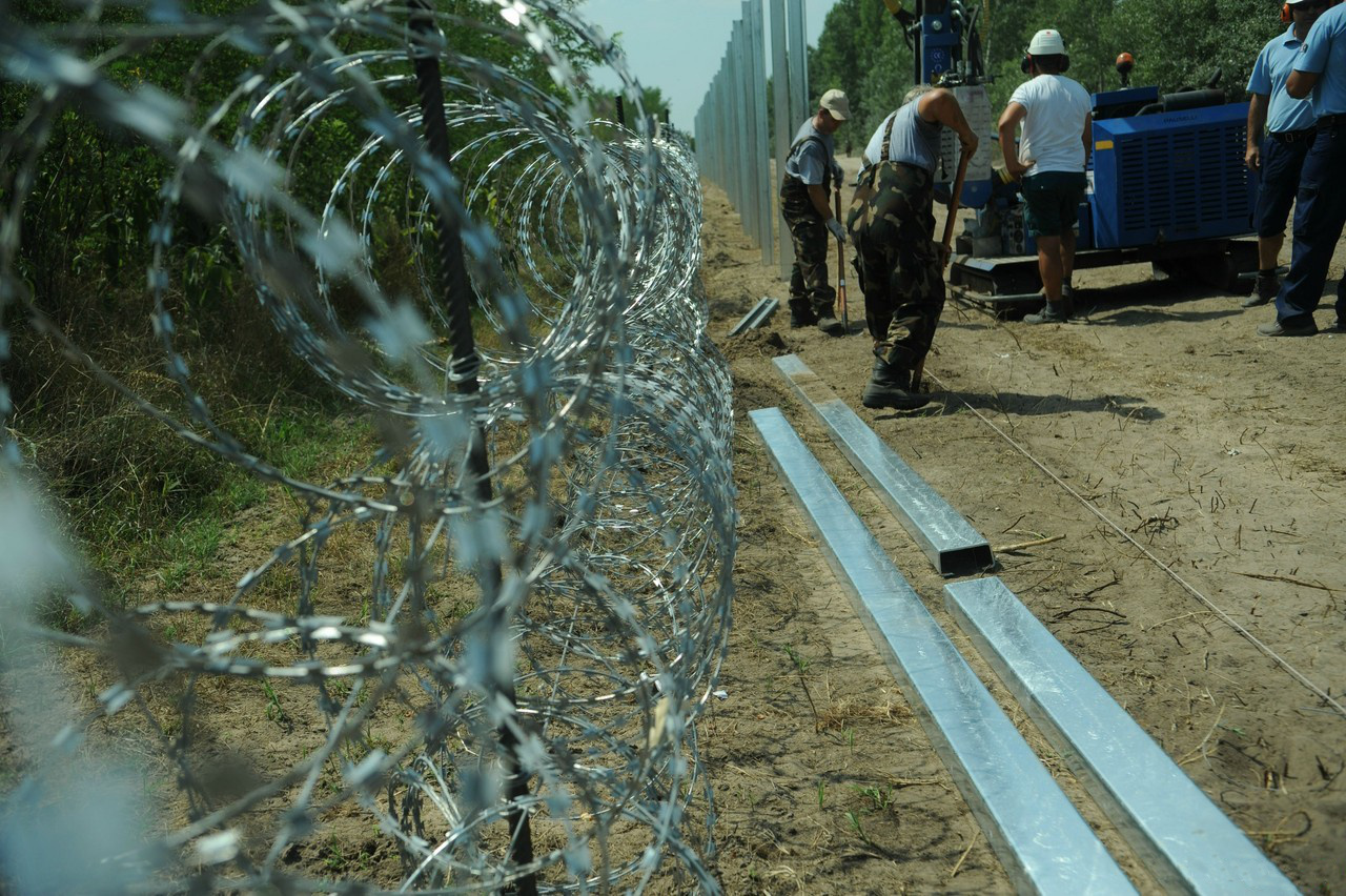 Hungarian-Serbian border barrier being built in 2015. Délmagyarország / Schmidt Andrea. CC BY-SA 3.0