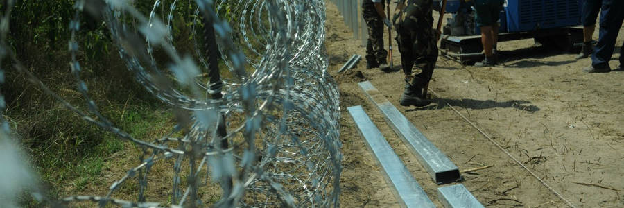 Hungarian-Serbian border barrier being built in 2015. Délmagyarország / Schmidt Andrea. CC BY-SA 3.0