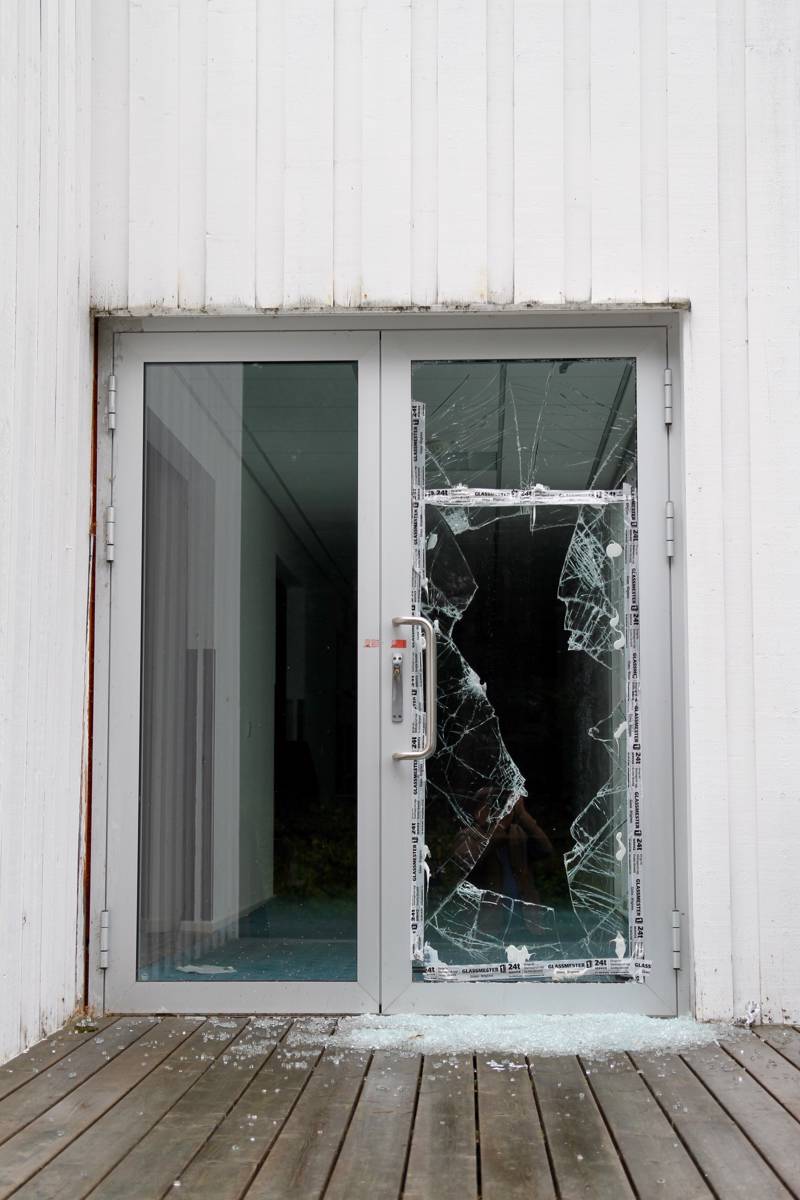 A photo of the entrance to the Al-Noor Islamic Centre in Bærum, Norway, taken shortly after the terror atttack on the centre by convicted right-wing terrorist Philip Manshaus on August 10th, 2019. Wikimedia Commons, Kjetil Ree