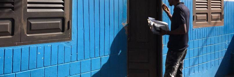 Field researcher Patrick knocks on a door during the MIGNEX pilot survey in Cabo Verde.