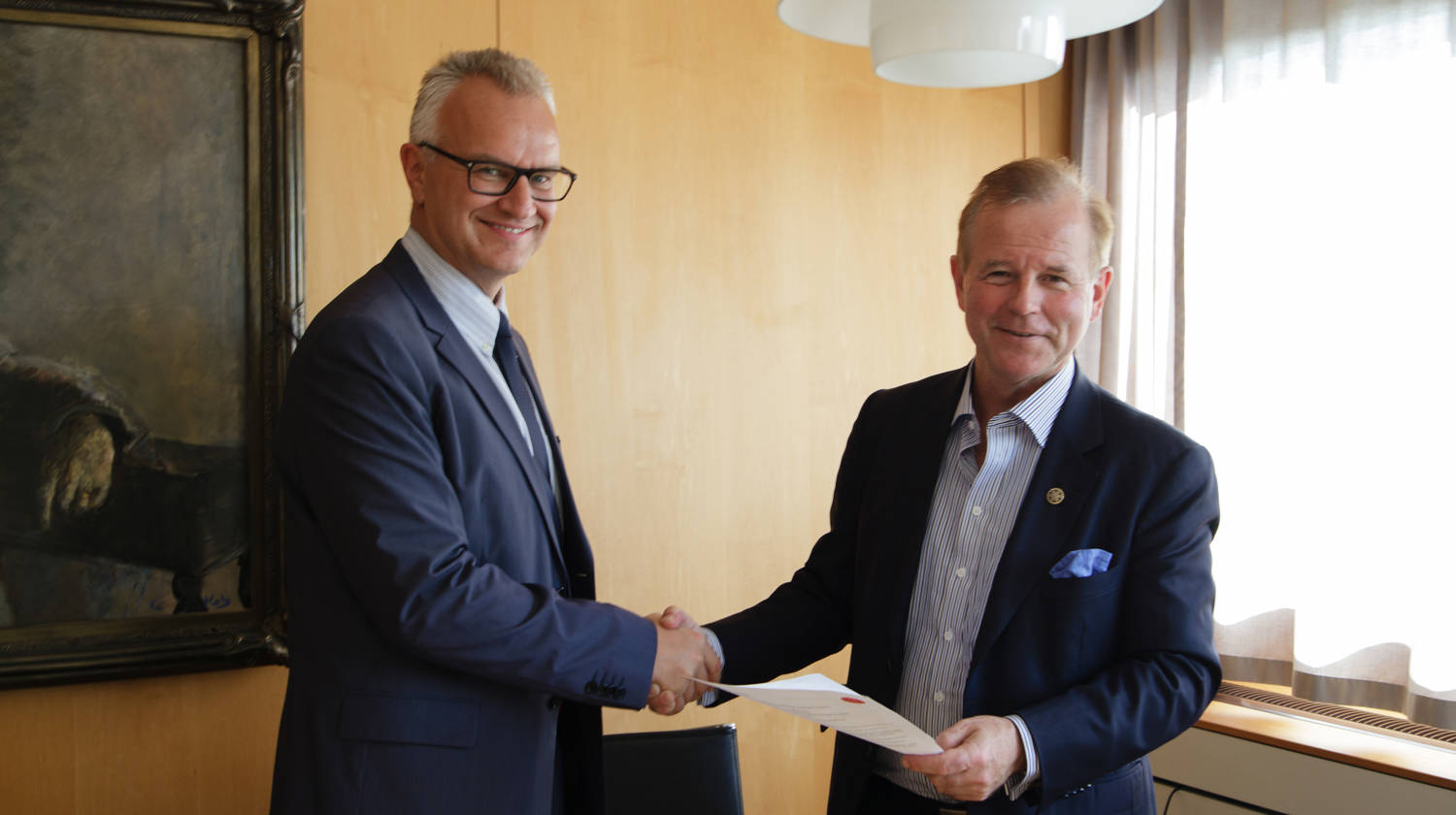 Signing of MoU between PRIO and the University of Oslo 8 Sep 2016, represented by PRIO Director Kristian Berg Haprviken and the Rector of Uio, Ole Petter Ottersen. Martin Tegnander / PRIO