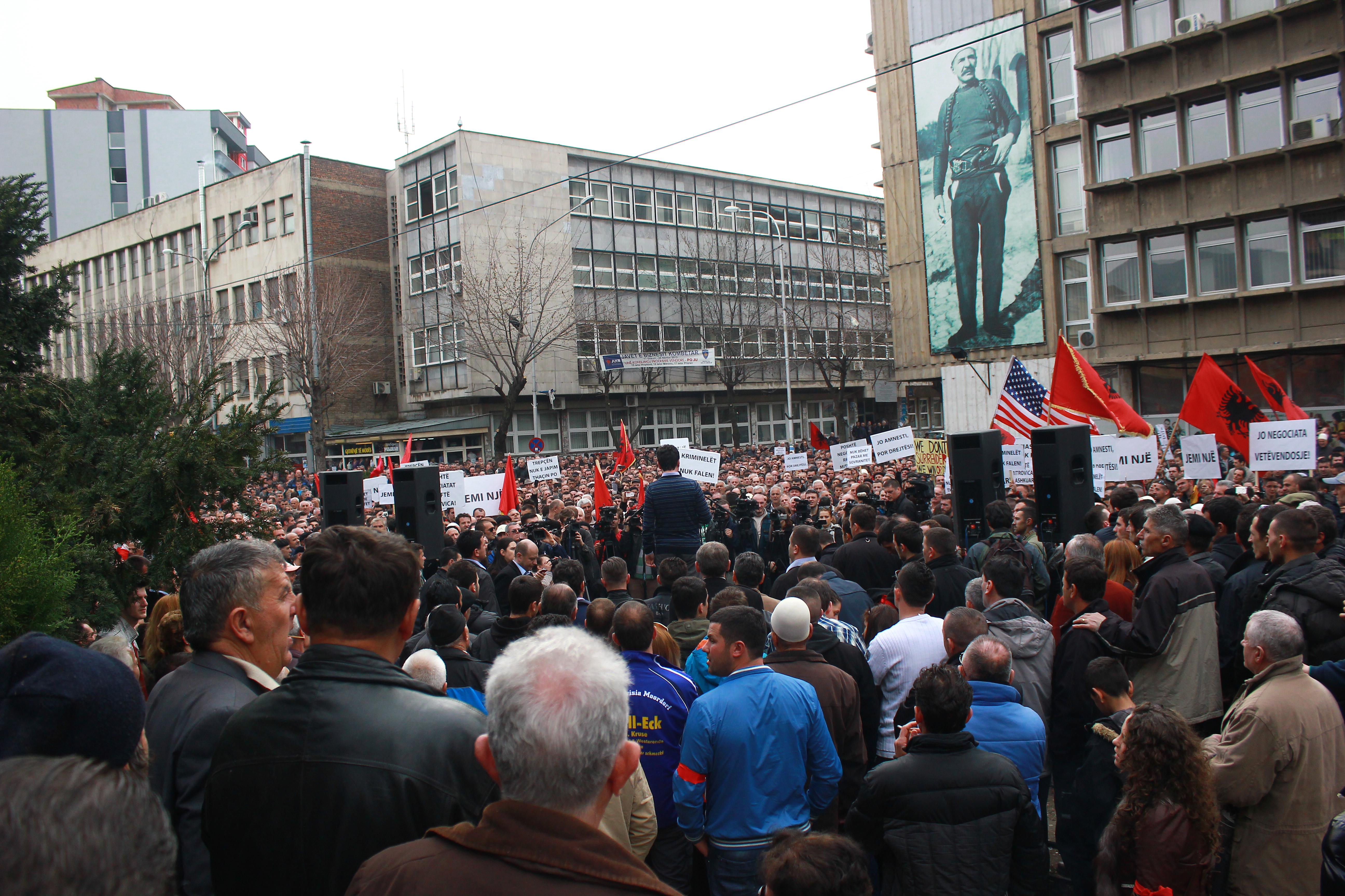 View from Vetëvendosje’s protest in Mitrovica against deals with Serbia. Photo: AgronBeqiri via Wikimedia Commons.