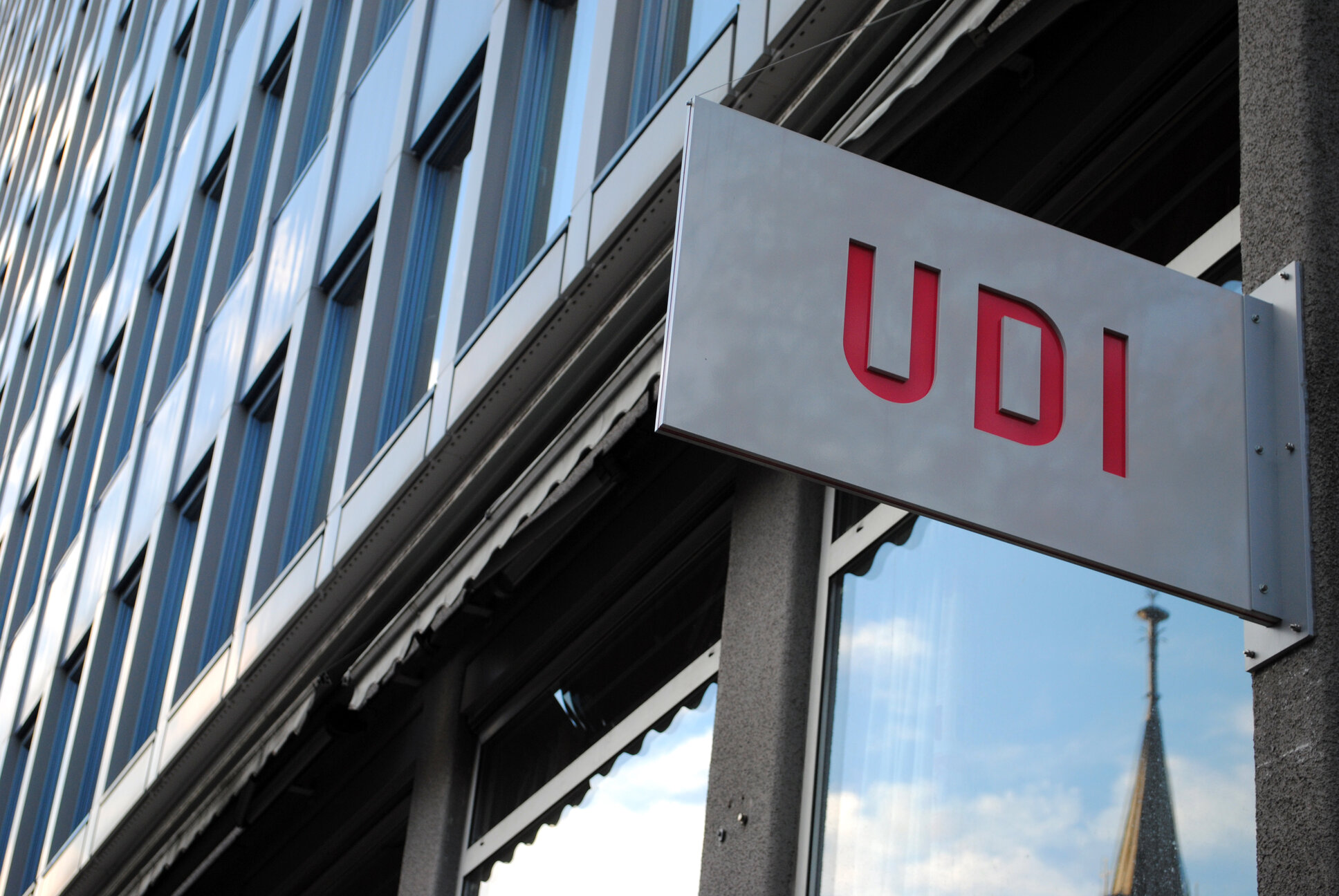 Logo of the Norwegian Directorate of Immigration (Utlendingsdirektoratet, UDI) on a sign in Oslo, Norway. Photo: Brage Aronsen.