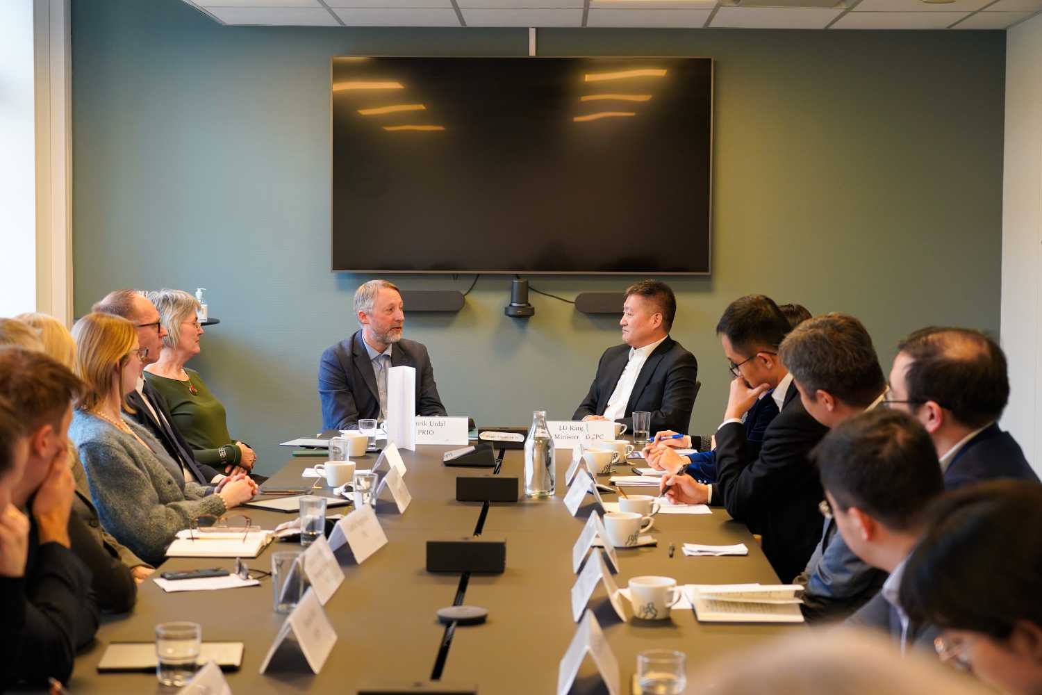 Roundtable meeting at PRIO with Chinese delegation 04 March 2025. PRIO Director Henrik Urdal and Vice Minister of IDCPC Mr. LU Kang in the front. Photo: PRIO / Vera Lind