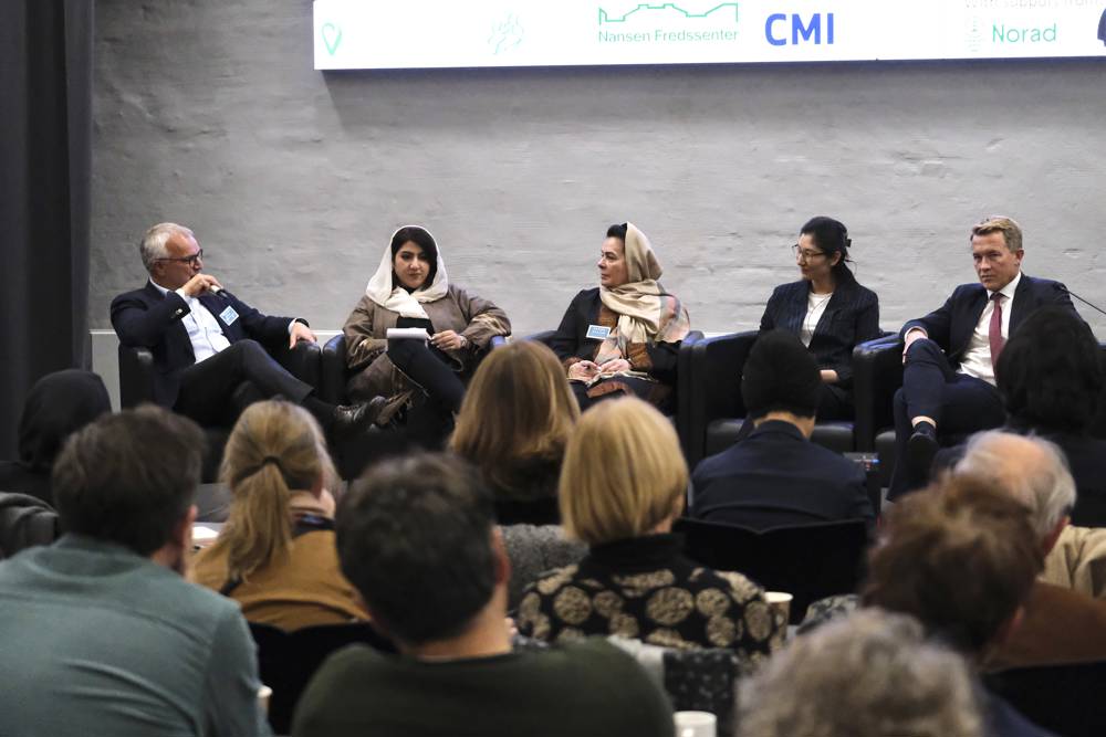 From the left: Kristian Berg Harpviken, Madina Mahboobi, Fereshta Abbasi, Fatima Gailani and State Secretary Andreas Motzfeldt Kravik.