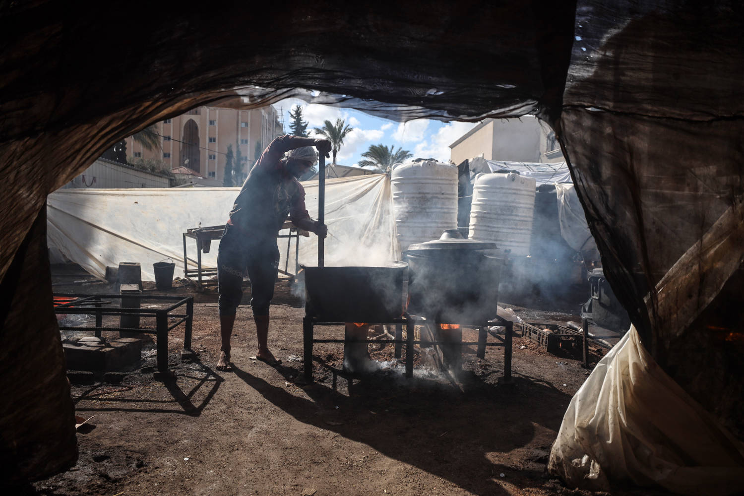 A Palestinian chef prepares free meals to distribute to displaced individuals in Deir al-Balah, Gaza Strip, on November 26, 2024. Photo: Majdi Fathi/Nur Photo via Getty Images