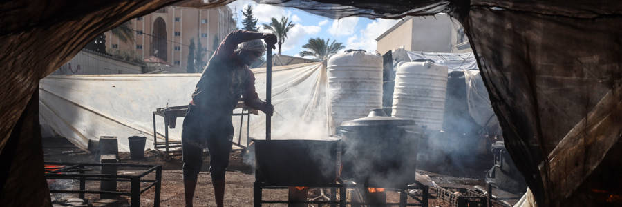 A Palestinian chef prepares free meals to distribute to displaced individuals in Deir al-Balah, Gaza Strip, on November 26, 2024. Photo: Majdi Fathi/Nur Photo via Getty Images