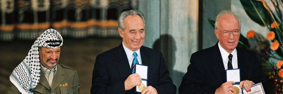 Palestinian President Yasser Arafat, Israel's Shimon Perez and Israeli Prime Minister Yitzhak Rabin show their Nobel Peace Prize in Oslo in 1994. Photo: REUTERS/Jerry Lampen