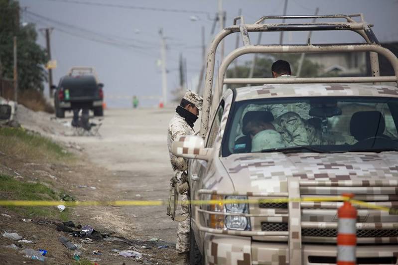 A Mexican soldier stands guard outside of the crime scene at La Gallera. Mexico shows high numbers of non-state conflicts. Photo: Erin Siegal CC BY