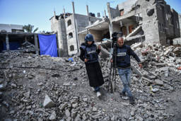 TRT Arabi Reporter, Reba Khalid al-Ajami reports from Gaza amid ongoing Israeli attacks in Rafah, Gaza on February 2024. Photo: Abed Zagout/Anadolu via Getty Images