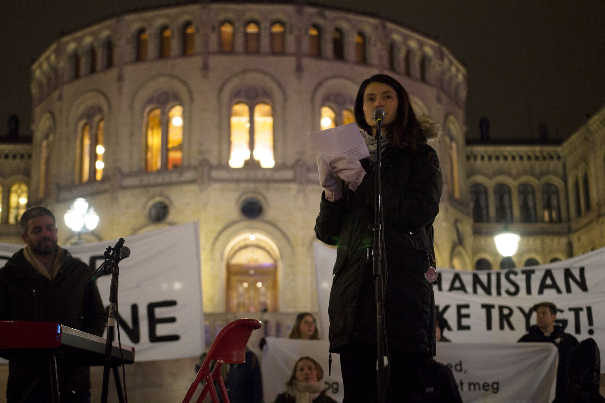 Zendegi Soltani in front of the Norwegian parliament, November 2017. Foto Mónica Orjuela / Norwegian Afghanistan Commitee.